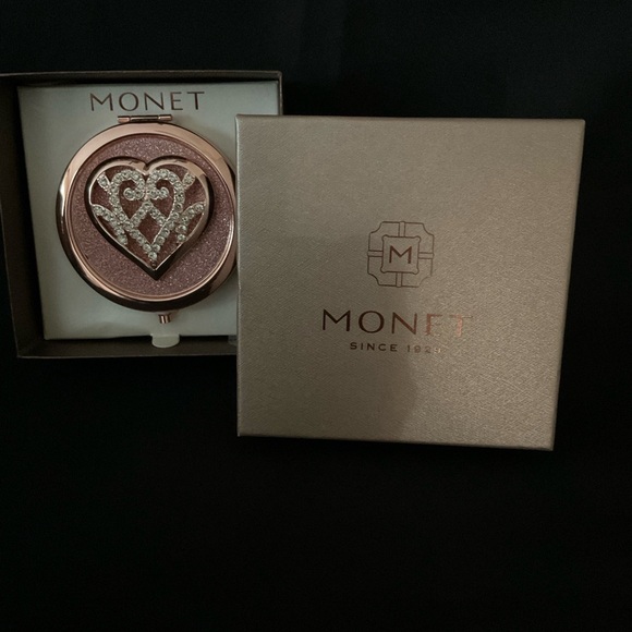 NIB MONET COMPACT HEART MIRROR - Picture 2 of 3